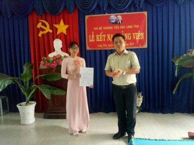 Lễ kết nạp đảng viên mới "Trần Thị Tám"